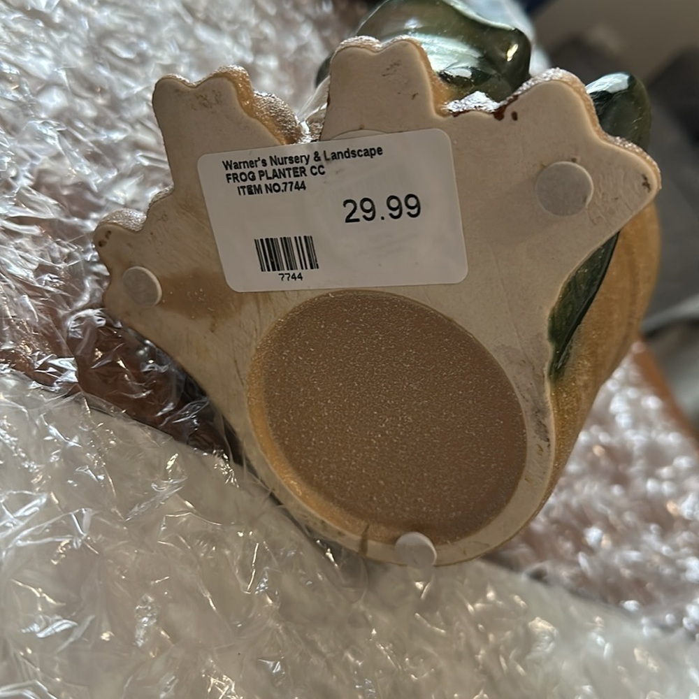 NWT Frog Planter with Green and Tan Colors - Picture 5 of 8